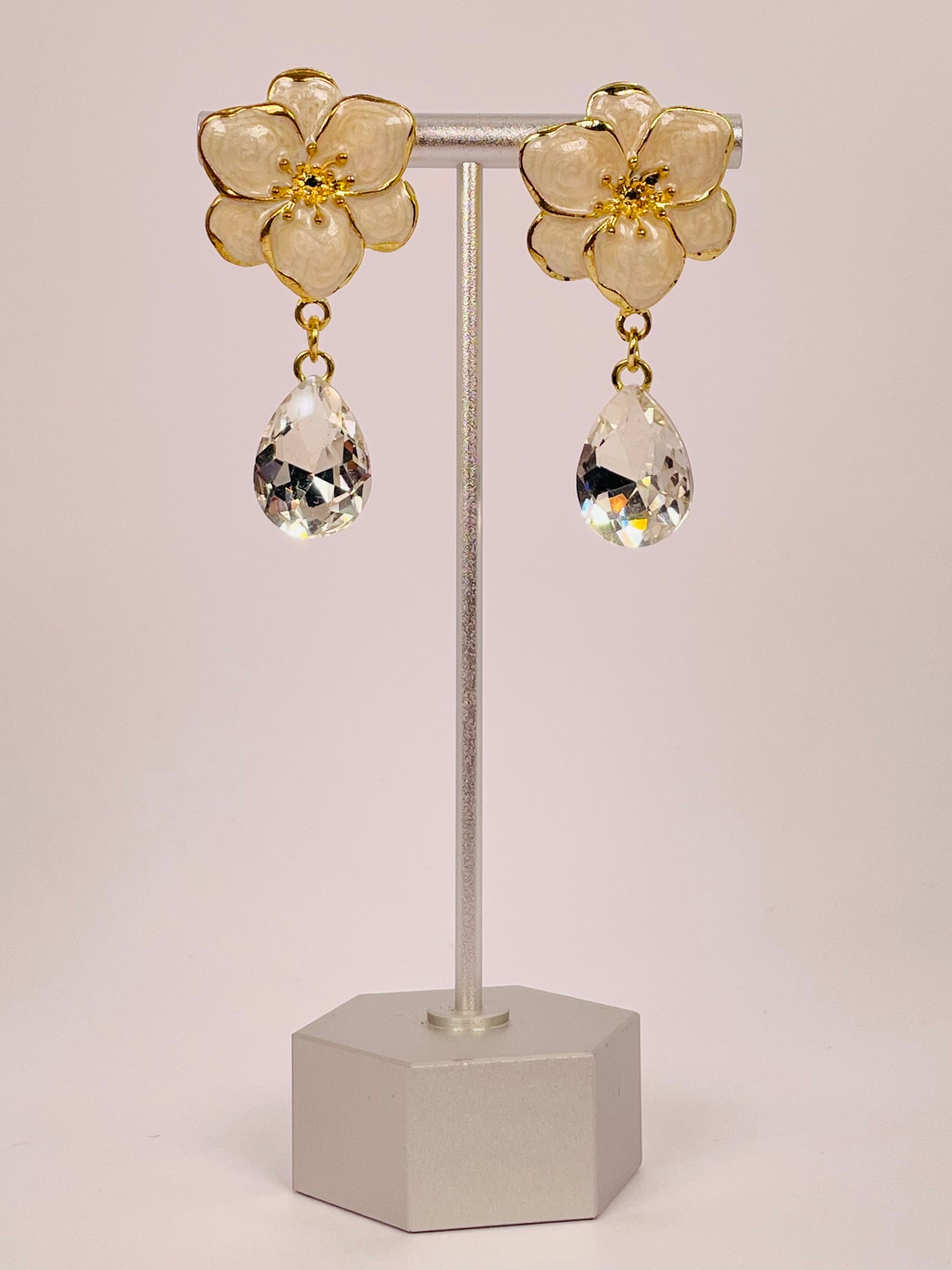 Elina White - Floral White Pear Stone Earring