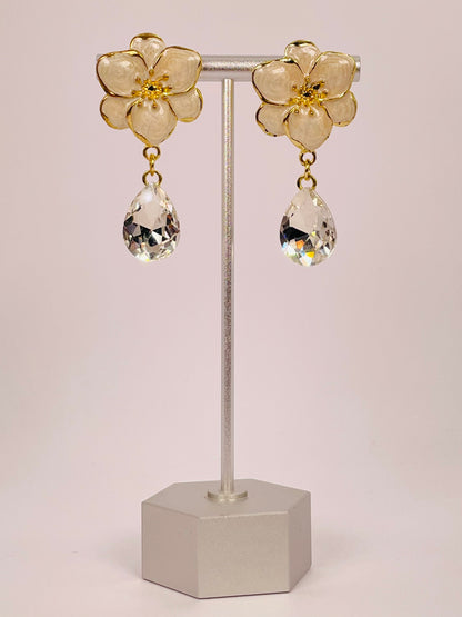 Elina White - Floral White Pear Stone Earring