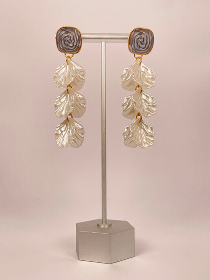 Nira Shells - Grey-White Shell Earring