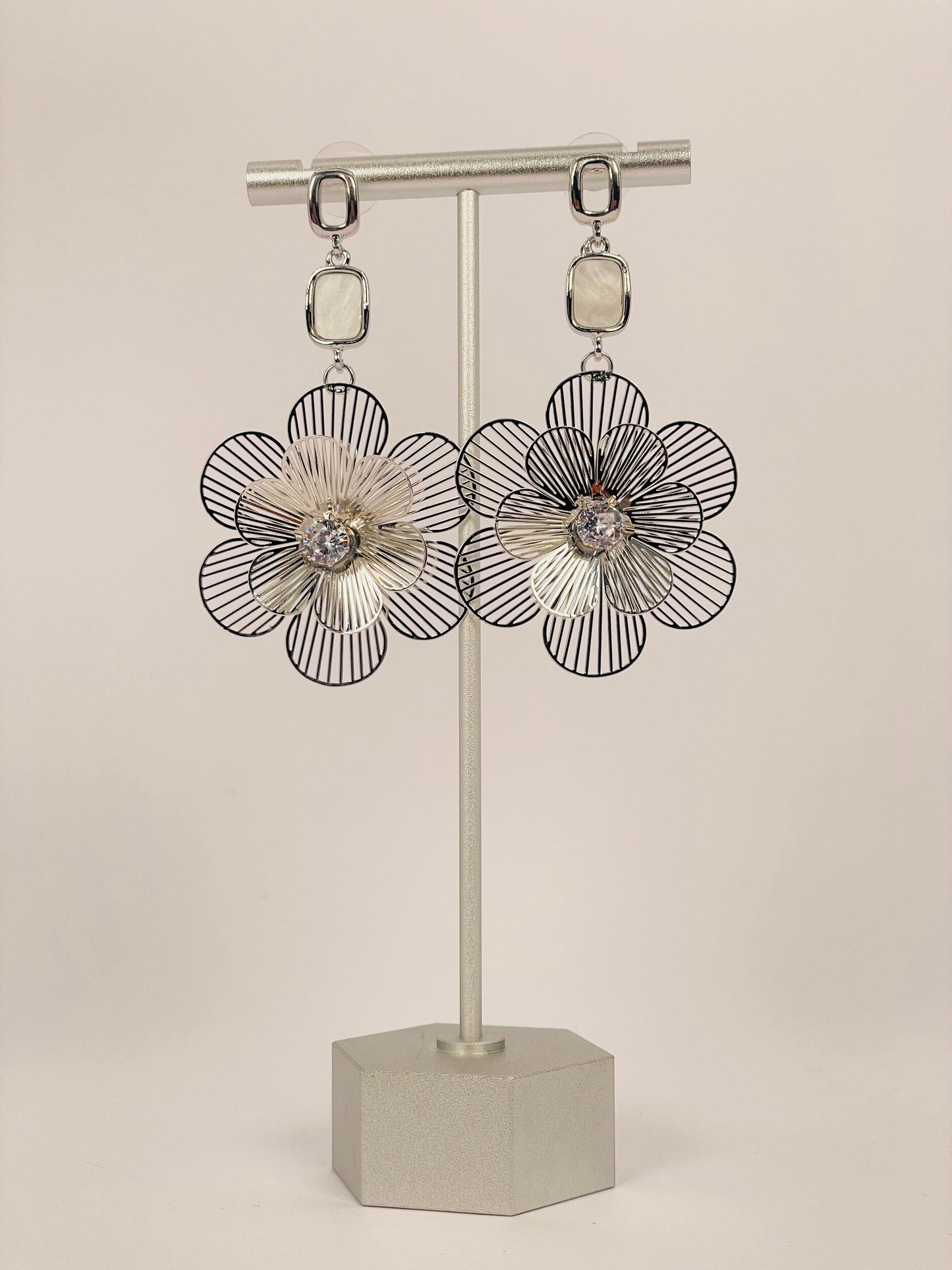 Ina Pearl - Silver Flower Big Pearl Earring