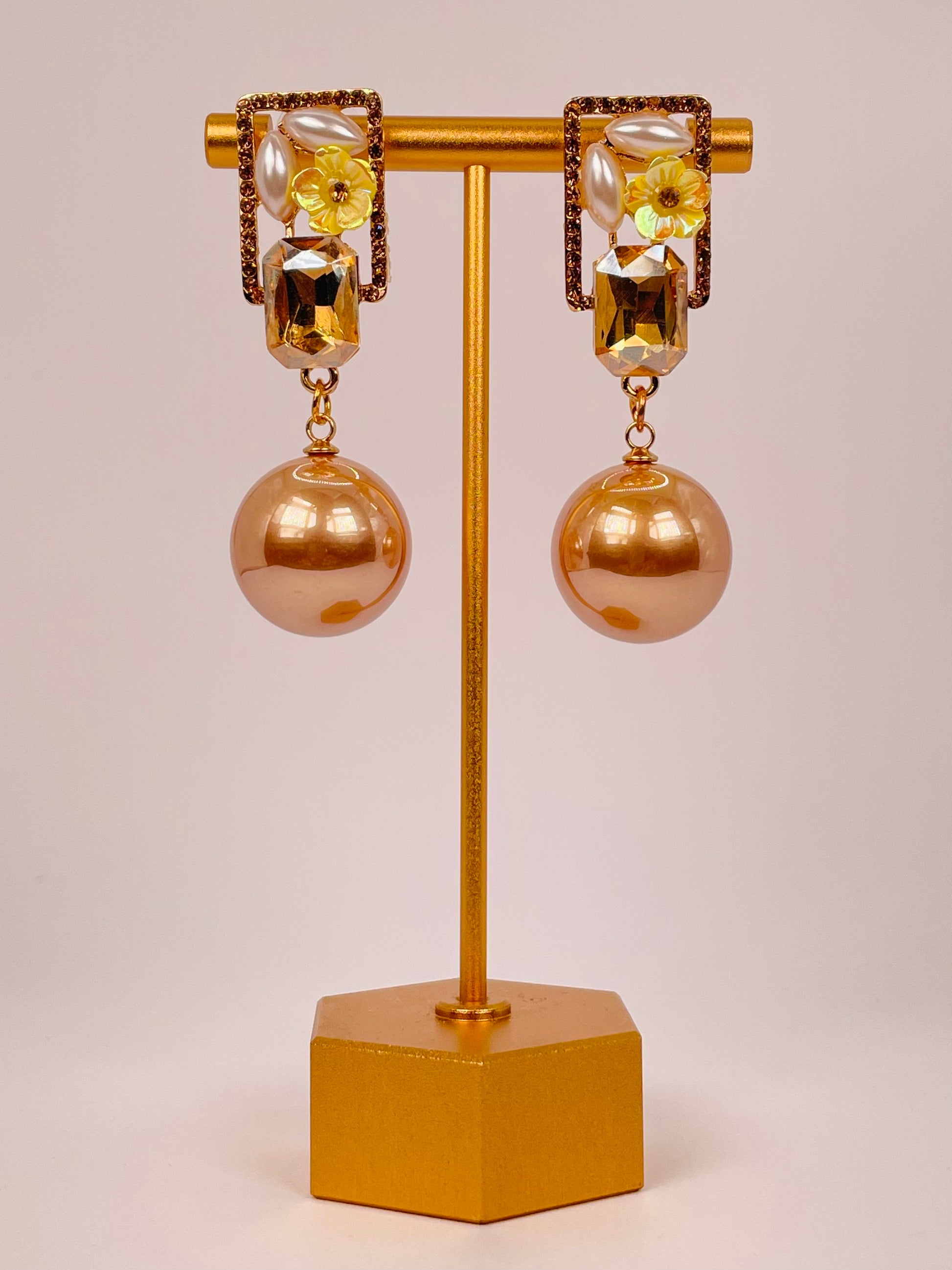 Inaaya Stone - Floral Stone Brown Pearl Earring