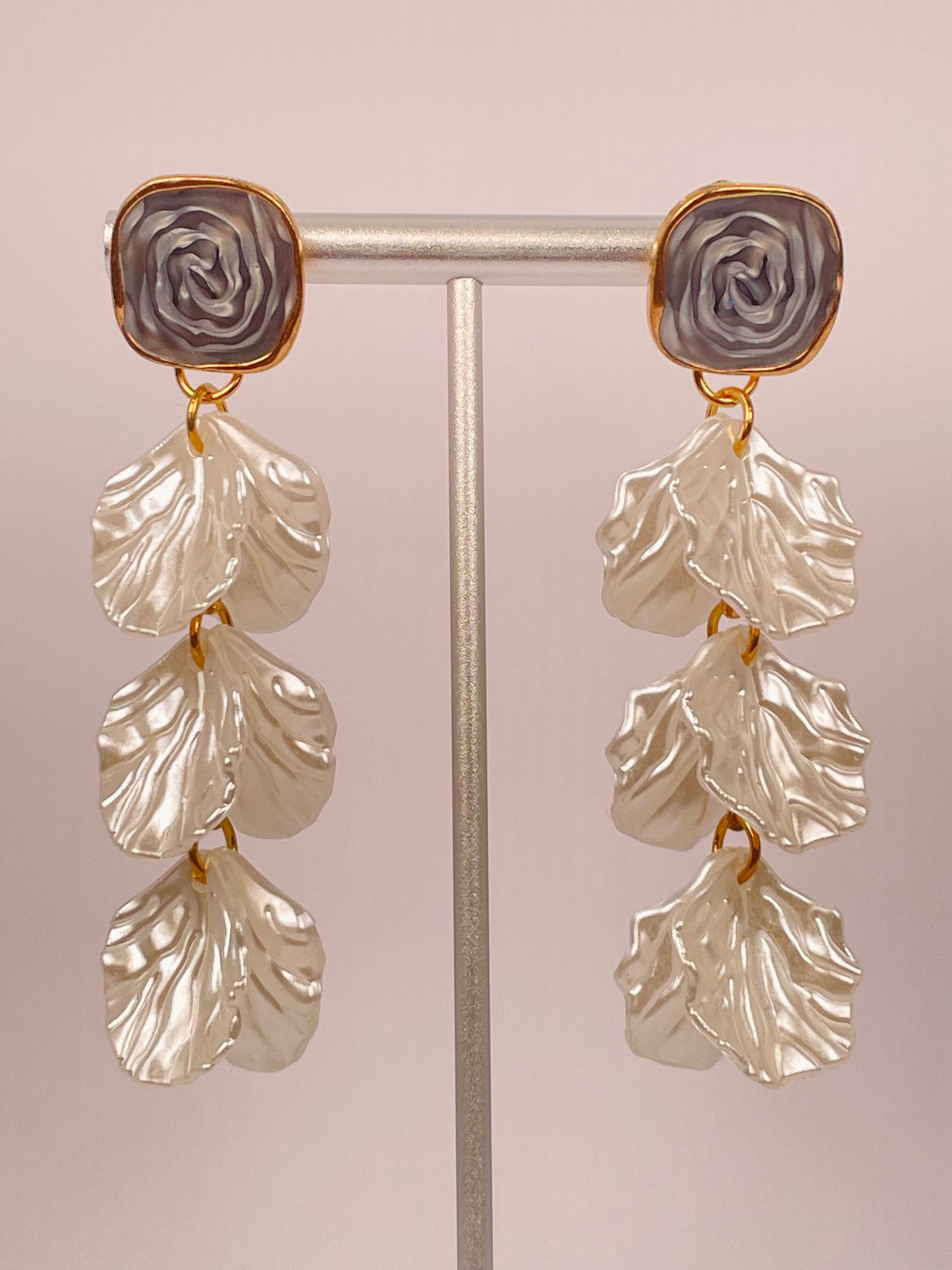 Nira Shells - Grey-White Shell Earring