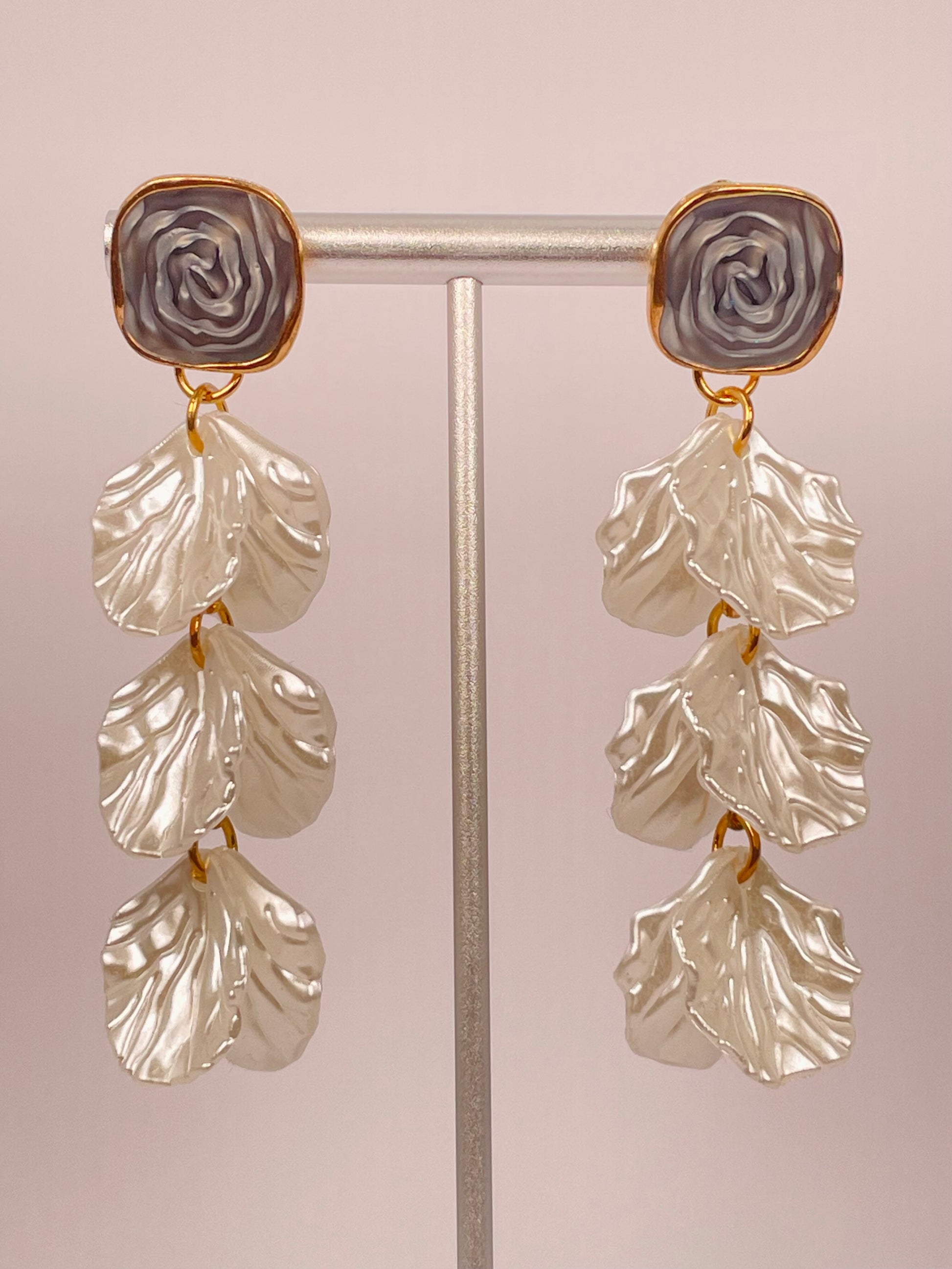 Nira Shells - Grey-White Shell Earring