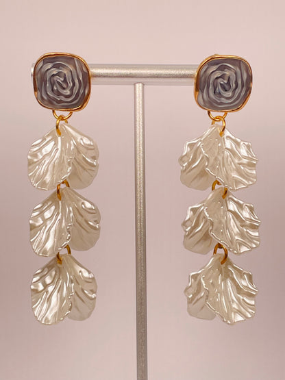 Nira Shells - Grey-White Shell Earring