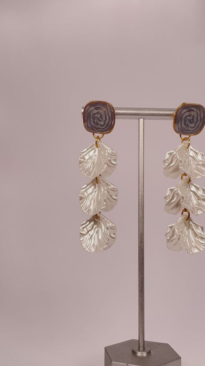 Nira Shells - Grey-White Shell Earring